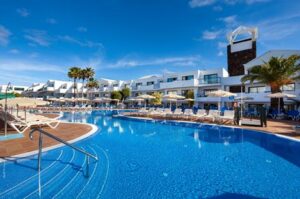 Be Live Experience Lanzarote Beach is een paradijs voor strand- en zwembadliefhebbers. Met zijn idyllische ligging recht aan het gouden zandstrand van Playa Las Cucharas en twee verfrissende zoetwaterzwembaden