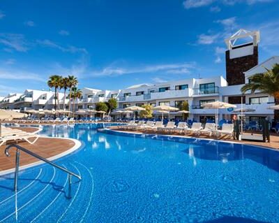 Be Live Experience Lanzarote Beach is een paradijs voor strand- en zwembadliefhebbers. Met zijn idyllische ligging recht aan het gouden zandstrand van Playa Las Cucharas en twee verfrissende zoetwaterzwembaden